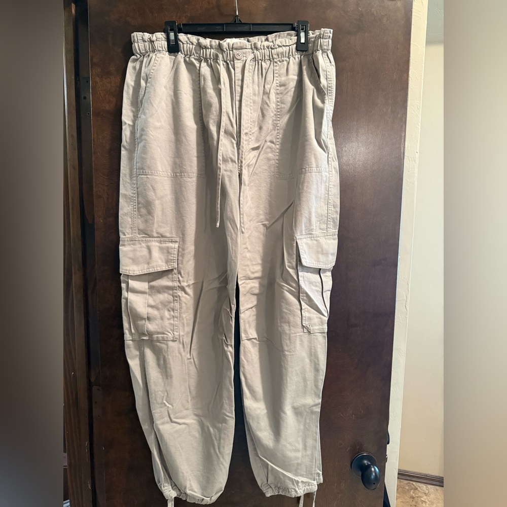 Abercrombie & Fitch Women’s Cargo Pants w/ Drawstrings size L grey/tan color